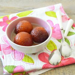 Gulab Jamuns - Recipe photo by MPJ