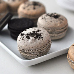 Cookies & cream macaron - Recipe photo by droolfactor