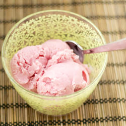 Strawberry Frozen Yogurt - Recipe photo by mindysmouthful