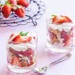 Strawberry Cheesecake Parfaits - Recipe photo by delicieux