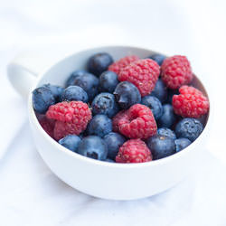 Sponge Cake Bruschetta With Berries - Recipe photo by lucullian
