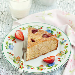 Strawberry and Pistachio Cake - Recipe photo by katherine_mor