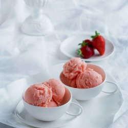 Strawberry Ice Cream with Liqueur - Recipe photo by olibiakos