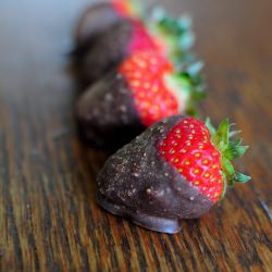 Raw Chocolate Dipped Strawberries - Recipe photo by rawified