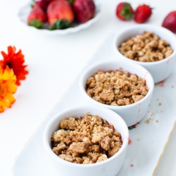 Rhubarb and Strawberry Crumble - Recipe photo by bundaridha