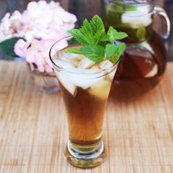 Homemade Lemon Balm + Mint Iced Tea - Recipe photo by Le Zoe Musings