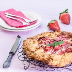 Strawberry Mascarpone Galette - Recipe photo by delicieux