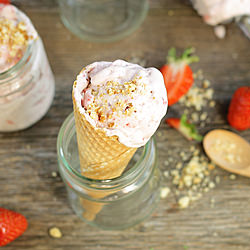 Strawberry Crumble Ice Cream - Recipe photo by chriesi