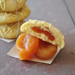 Apricot Stuffed Cookies - Recipe photo by betiarellano