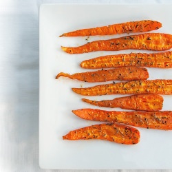 Roasted carrots w/ thyme - Recipe photo by NowimaCook