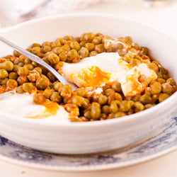 Green peas w/ poached eggs - Recipe photo by gasparzinha