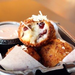Cranberry Mac 'n Cheese Balls - Recipe photo by j3nn.net