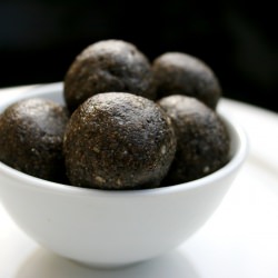 Black Sesame Ladoos - Recipe photo by cookingisapain.blogspot.com