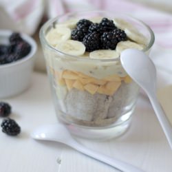 Blackberries & Peach Trifle - Recipe photo by Cocinando con Manu CatMan