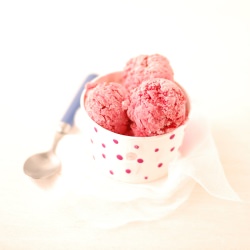 Raspberry Ice Cream - Recipe photo by UnaZebrApois