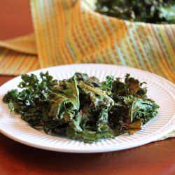 Baked Crispy Garlic Kale Chips - Recipe photo by lisasdinnertimedish