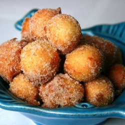 Cinnamon Sugared Mini Doughnuts - Recipe photo by cookingisapain.blogspot.com