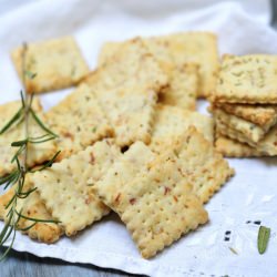 Rosemary Prosciutto Crackers - Recipe photo by Hanielas