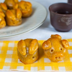 Baked Mini Piggy & Bunny Mooncakes - Recipe photo by foodiebaker