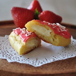 Straberry and Vanilla Eclairs - Recipe photo by betiarellano