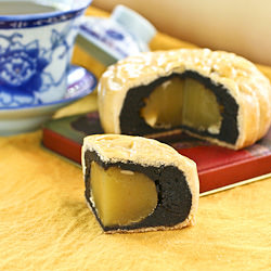 Traditional Baked Mooncakes - Recipe photo by rotinrice
