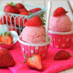 Strawberry Frozen Yogurt - Recipe photo by damndelicious