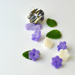 Violet Gumdrop Flowers - Recipe photo by maeghan21