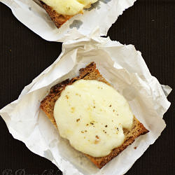 Crostini with Mozzarella - Recipe photo by dada