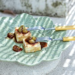 Cheese w/ Grapes Sauce - Recipe photo by olibiakos