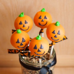 Halloween Cake Pops - Recipe photo by artandthekitchen