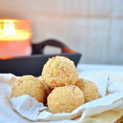 Rava Laddu/Semolina Balls - Recipe photo by arcsfoodparadise
