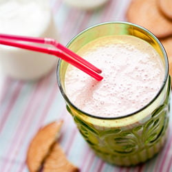 Strawberry and Cookies Milkshake - Recipe photo by gasparzinha