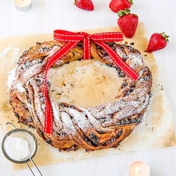 Strawberry & Chocolate Chip Wreath - Recipe photo by delicieux