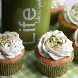 Vanilla Bean & Cardamom Cupcakes - Recipe photo by tunenfork