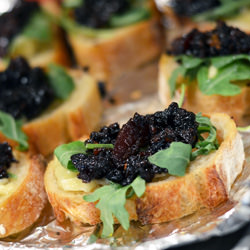 Bacon Jam & Brie Crostini - Recipe photo by wafoodie