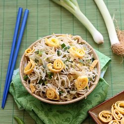 Stir-fried Noodles with Leeks - Recipe photo by tadkapasta