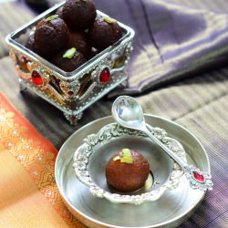 Gulab Jamun - Recipe photo by vegetariantastebuds