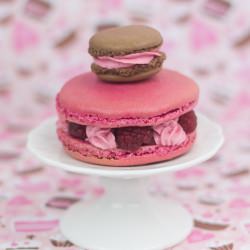 Chocolate Strawberry Macarons - Recipe photo by alma_objetivocupcake