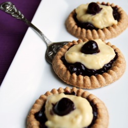 Mini-Cakes with Cherries - Recipe photo by TotallyVeg