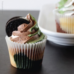 Cookies n’ Cream Camo Cupcakes - Recipe photo by TheBrassHalo