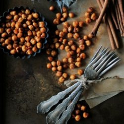 Cinnamon & Honey Roasted Chickpeas - Recipe photo by HowToSimplify