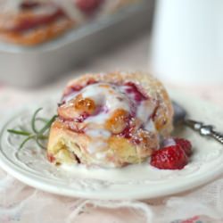 Brioche Buns with Raspberry - Recipe photo by poupougnette