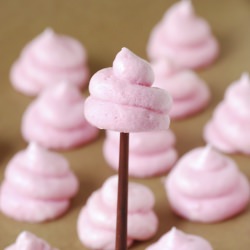 Cotton Candy Meringues - Recipe photo by Miss Vinagre