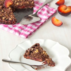 Chocolate Plum Crumble Tart - Recipe photo by delicieux