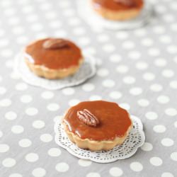 Mini Pecan Caramel Pies - Recipe photo by Miuda