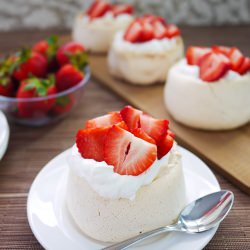 Fresh berry Pavlova - Recipe photo by ChefSReynolds