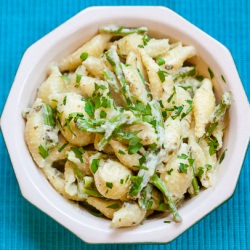 Arugula Pesto Alfredo Shells - Recipe photo by veganmiam
