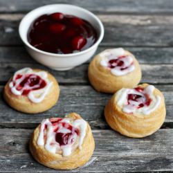 Easy Cherry Danish - Recipe photo by noyomoco
