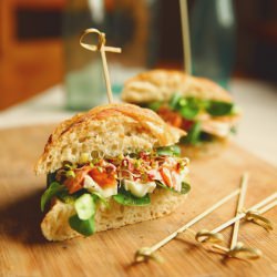 Sandwich with Salmon and Pesto - Recipe photo by passthefood