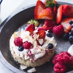Super-light Berry Meringue Cakes - Recipe photo by topwithcinnamon